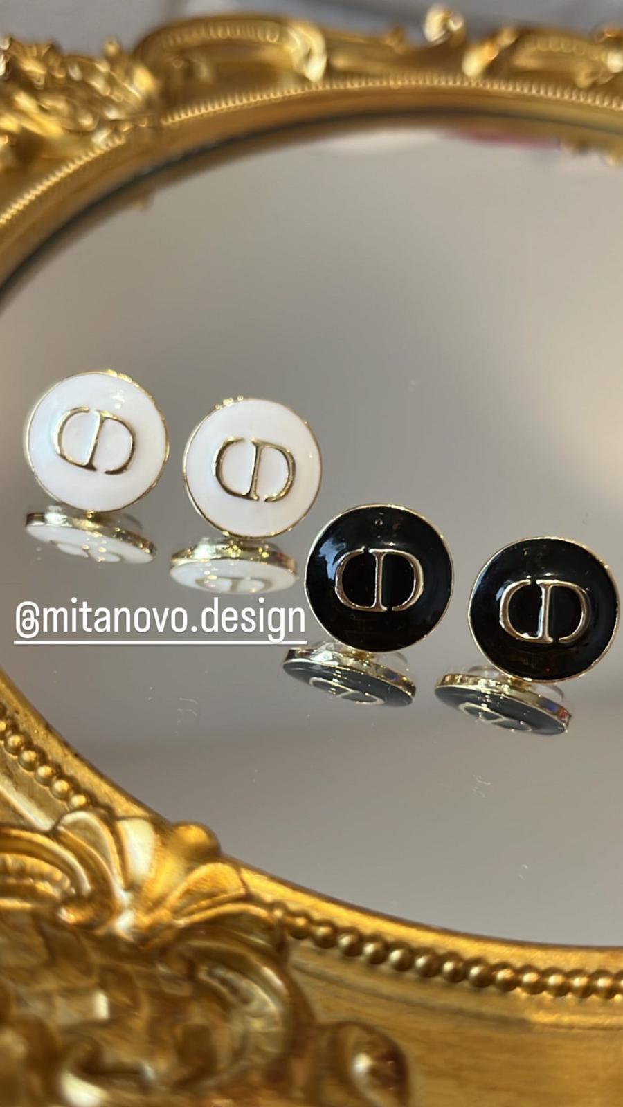 Studs earrings