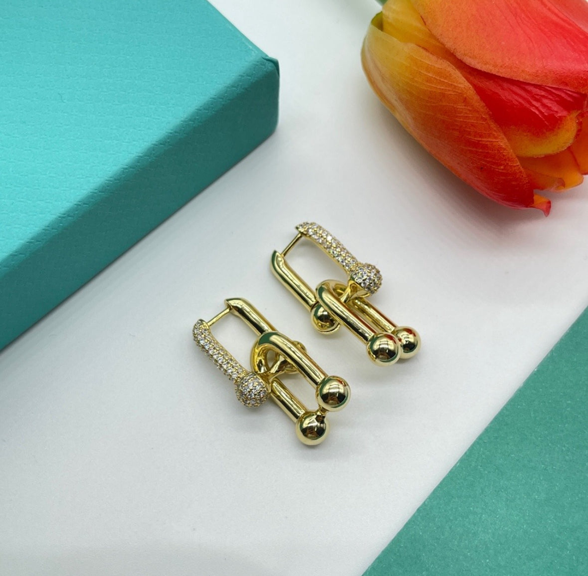 Dangling Gold earrings with stone