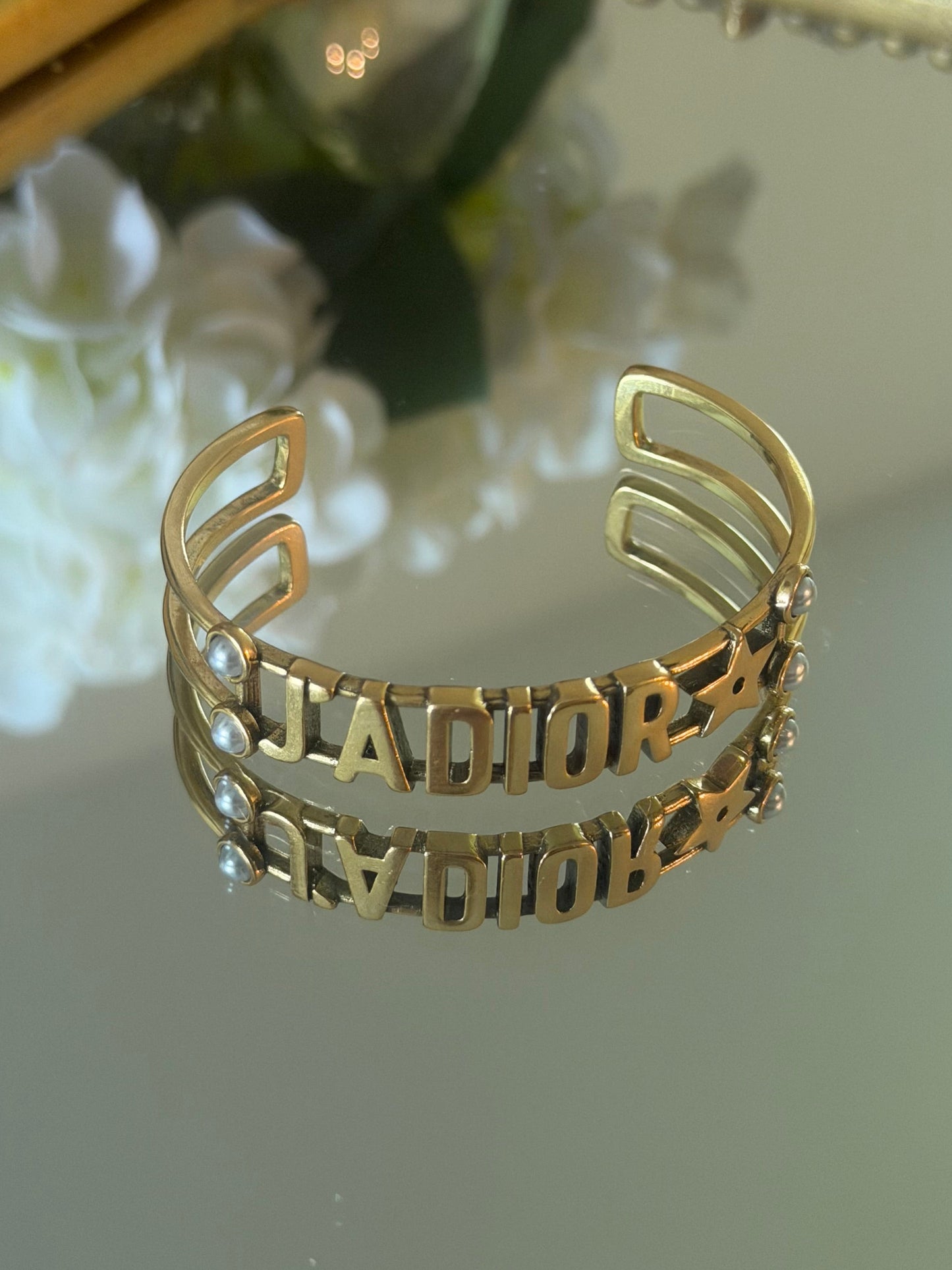 Cuff bracelet with pearl