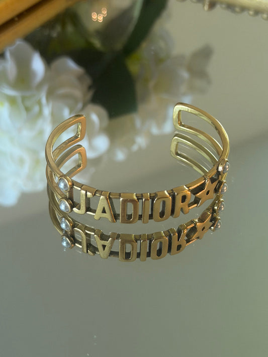 Cuff bracelet with pearl