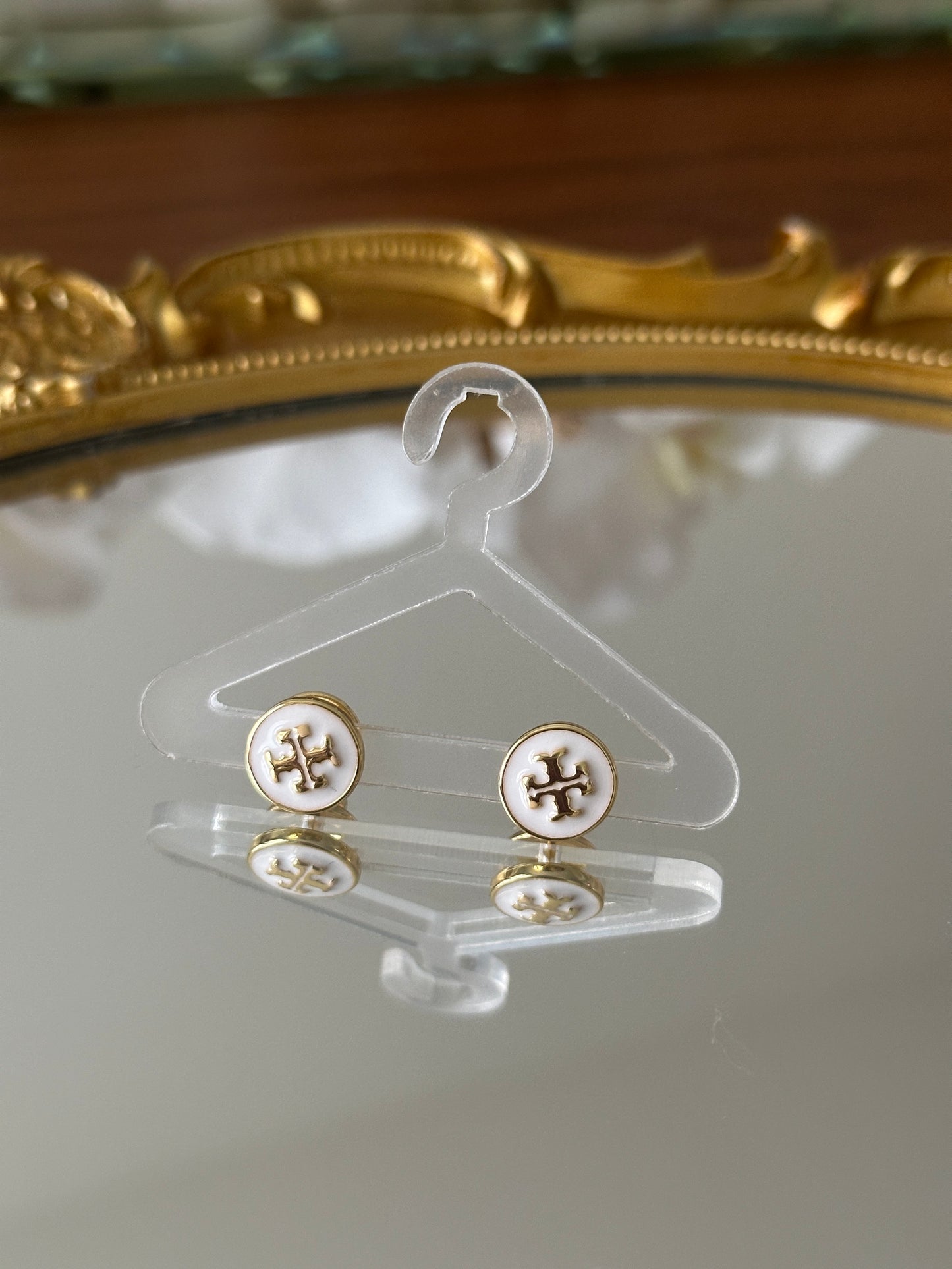 Gold round white earrings