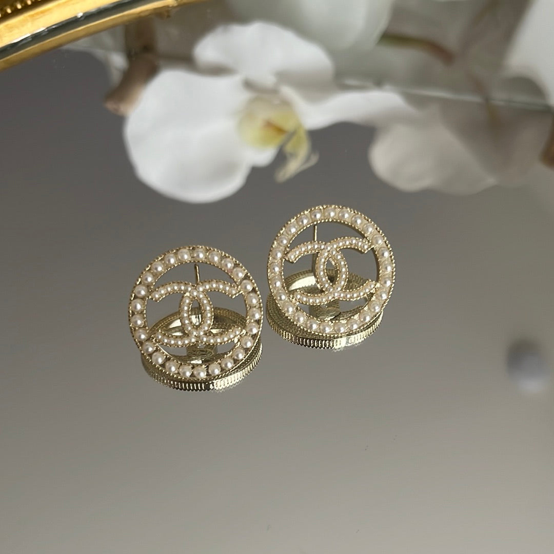 Round pearl earrings