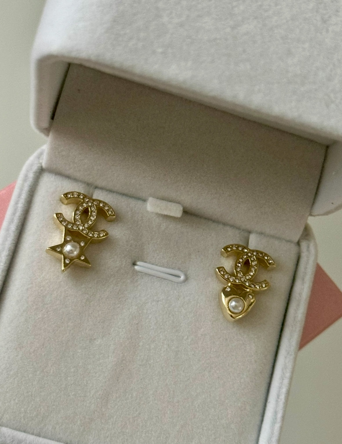 Gold eartings wirh stone and pearl