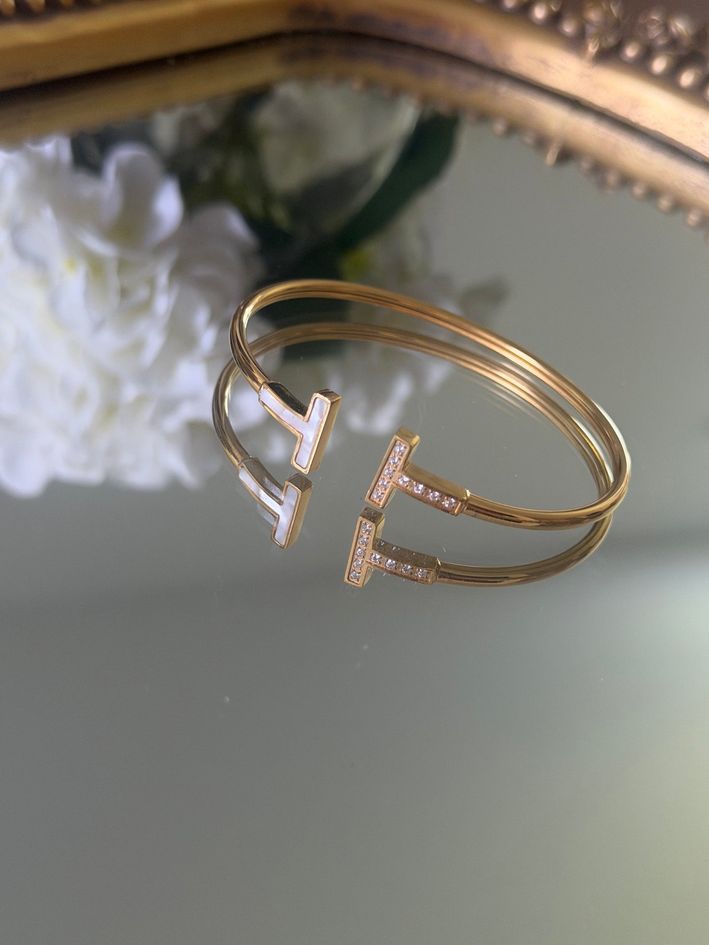 Gold cuff Bracelet with nácar and stone