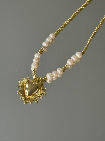 Collar corazón dorado con perlas