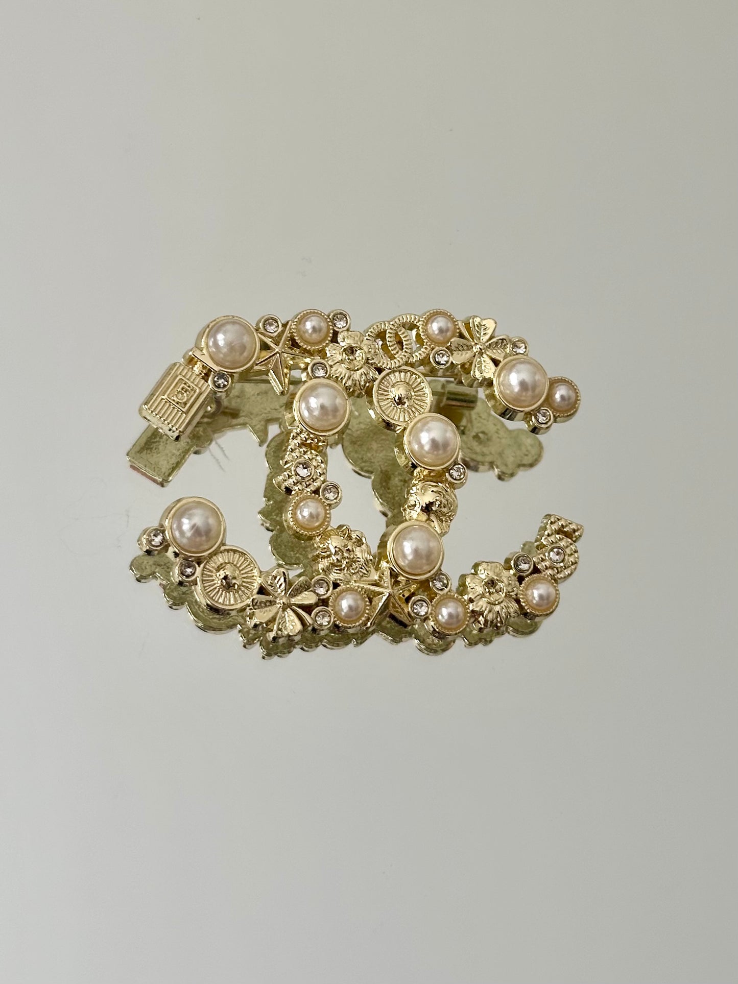 Gold brooch with Pearl