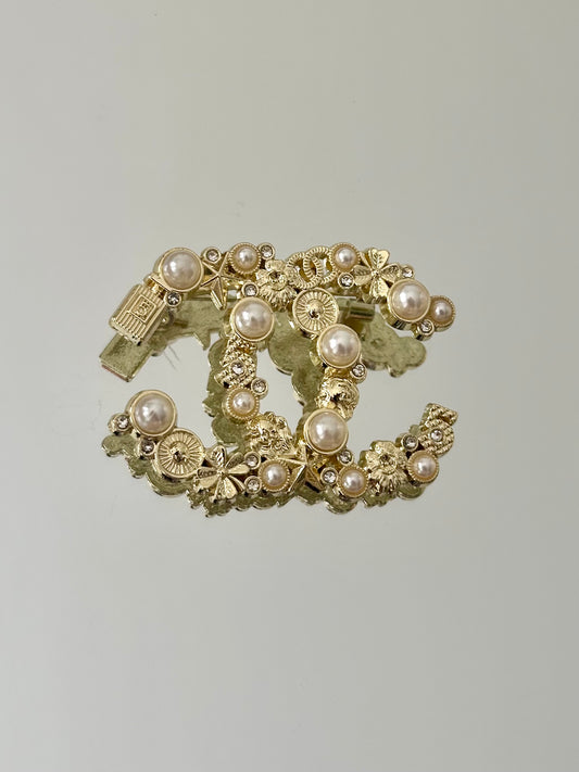 Gold brooch with Pearl