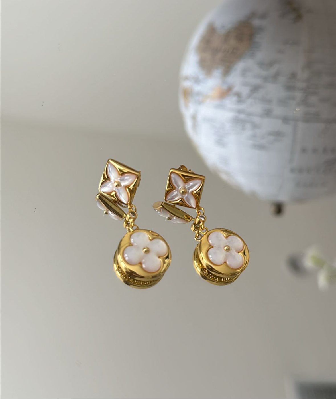 Gold dangling estriñes