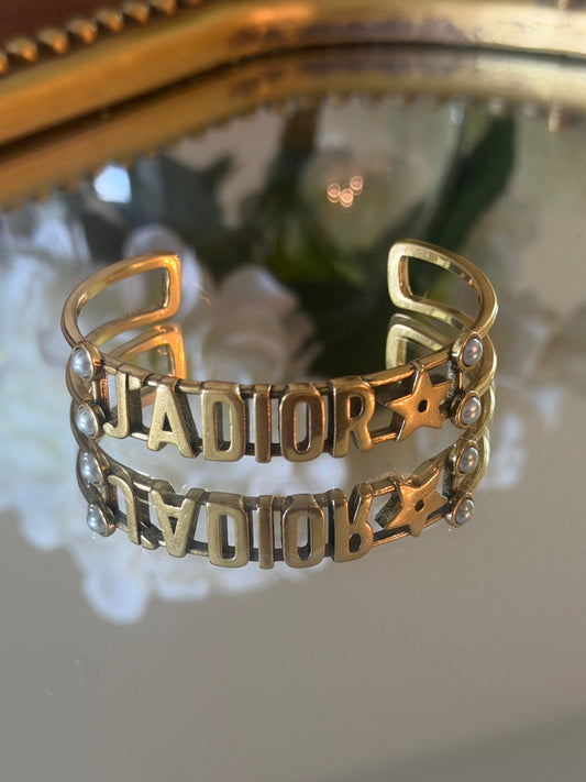 Cuff bracelet with pearl