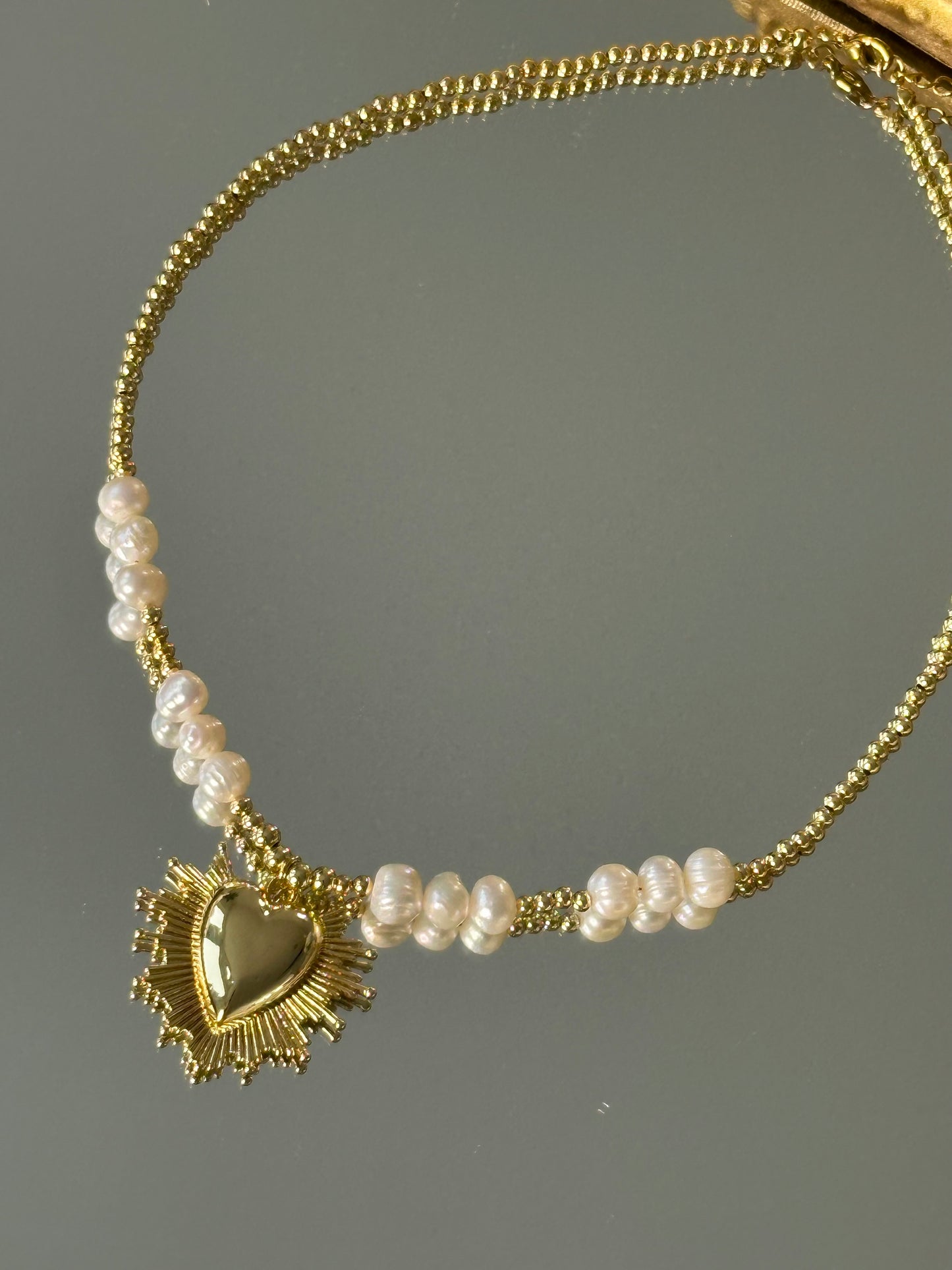 Collar corazón dorado con perlas