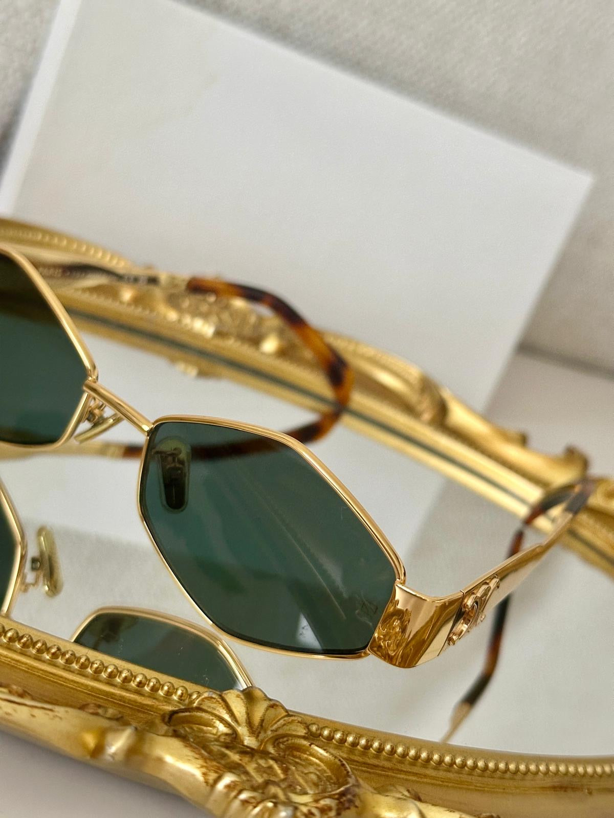 Asymmetric sunglasses
