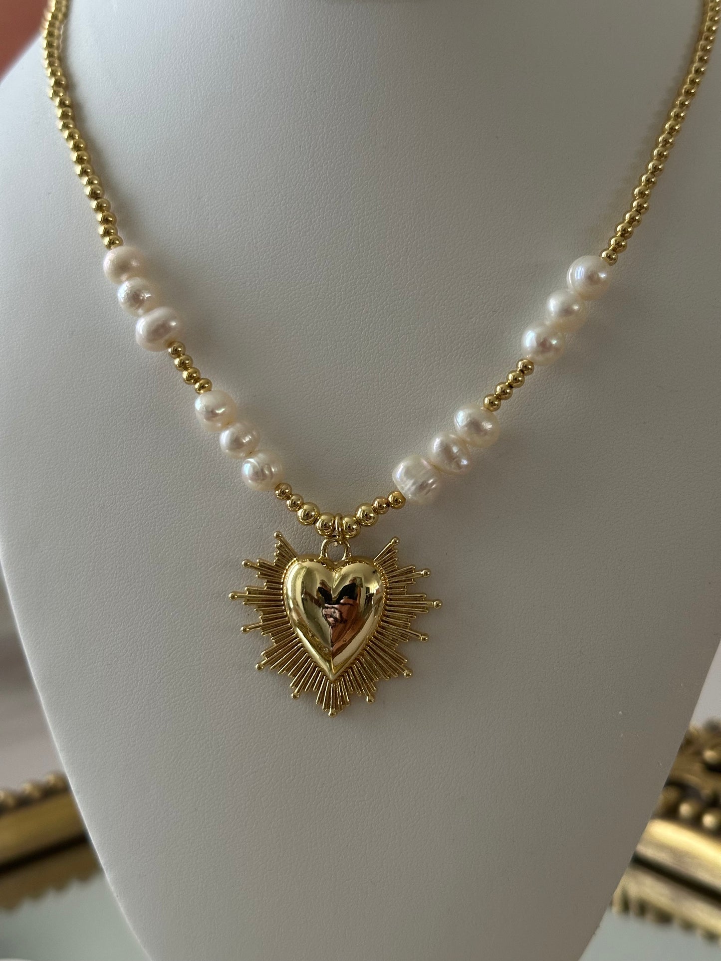 Collar corazón dorado con perlas