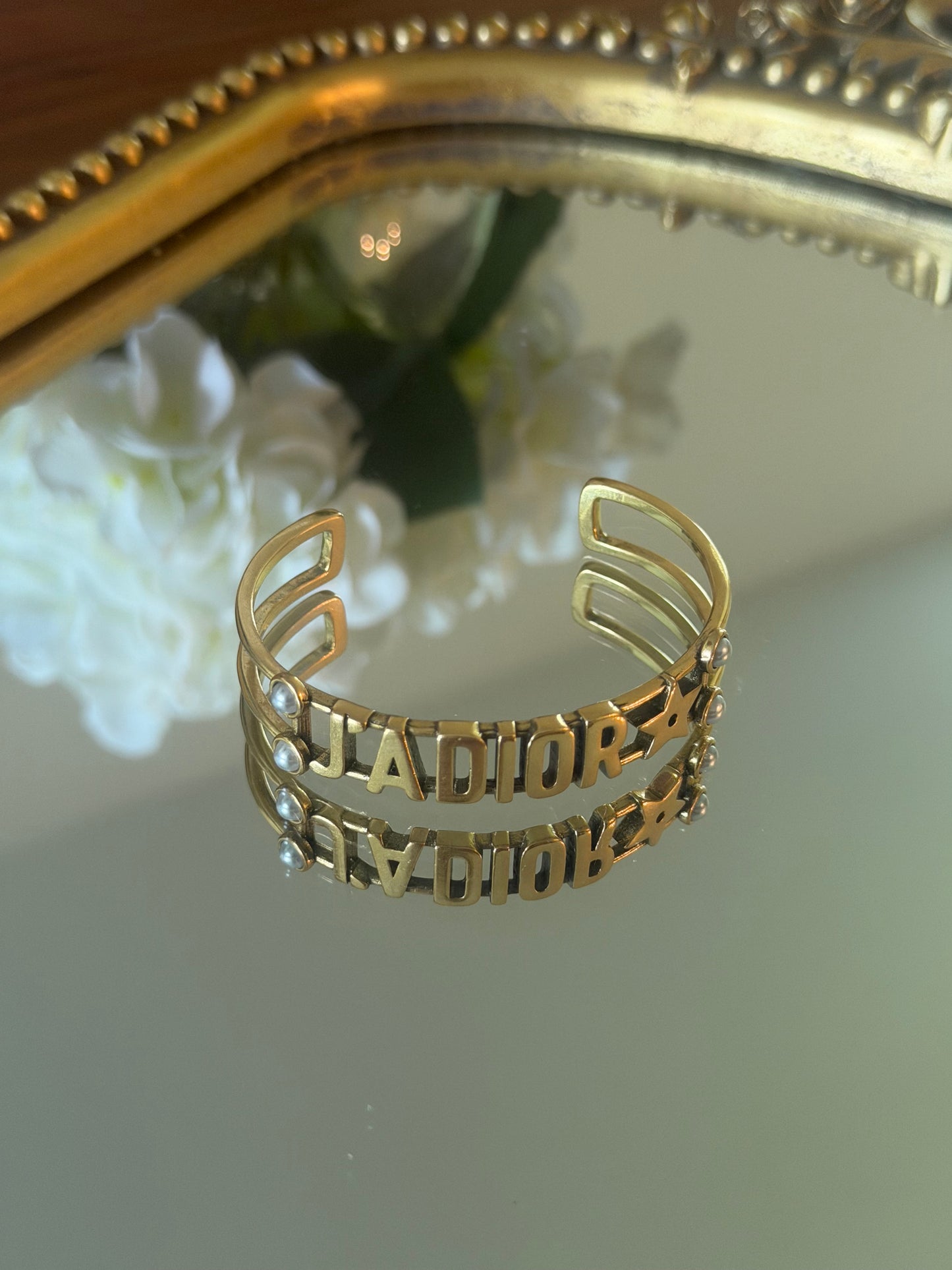 Cuff bracelet with pearl