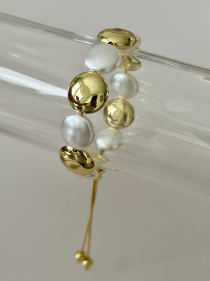 Ajustable Pearl and Gold bracelet